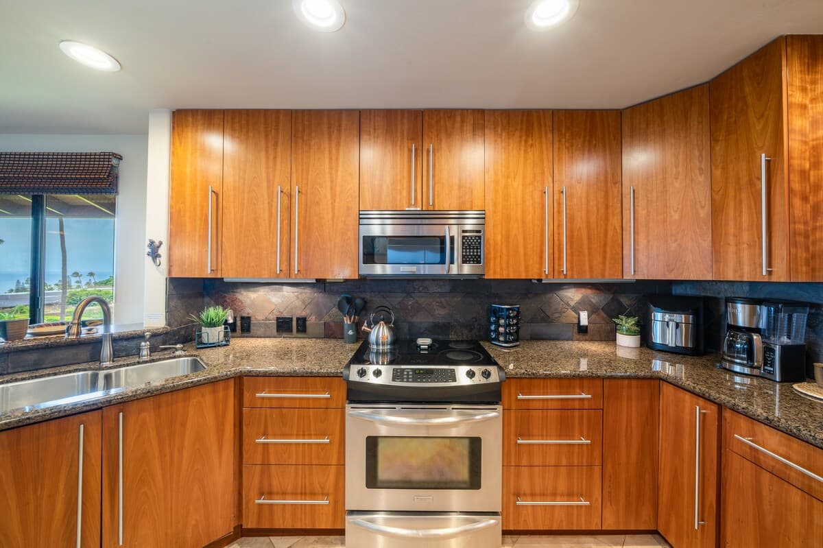 Condo in Lahaina · ★4.8 · 2 bedrooms · 2 beds · 2 baths - Photo 3