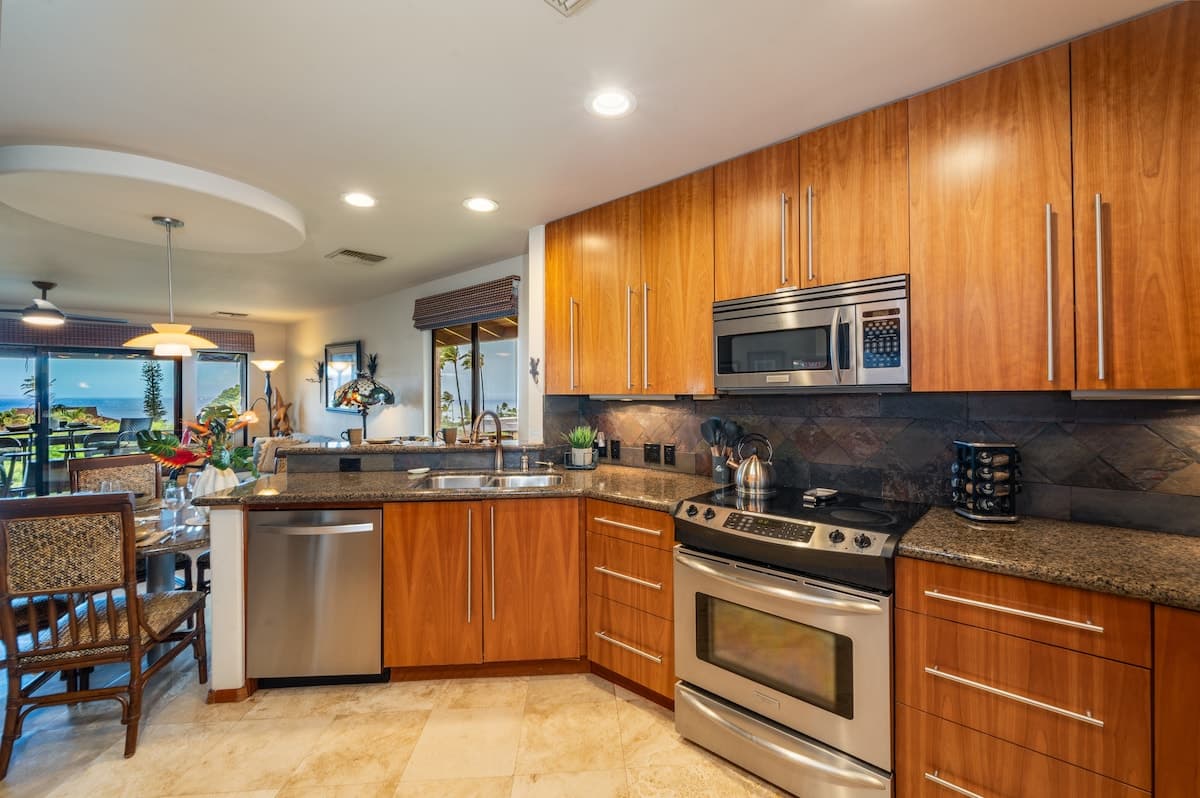 Condo in Lahaina · ★4.8 · 2 bedrooms · 2 beds · 2 baths - Photo 2