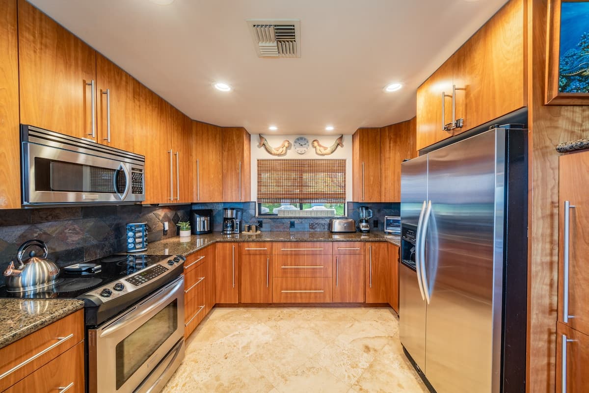Condo in Lahaina · ★4.8 · 2 bedrooms · 2 beds · 2 baths - Photo 1