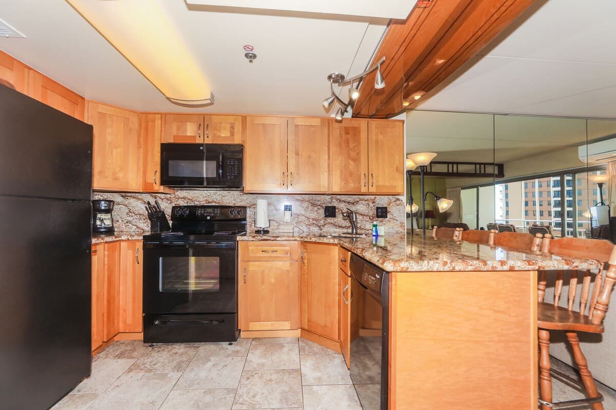 Condo in Honolulu · ★5.0 · 1 bedroom · 2 beds · 1 private bath - Photo 5