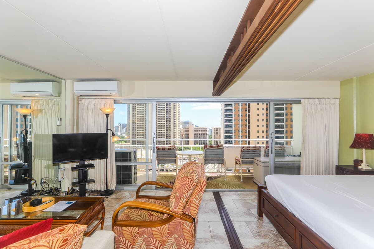 Condo in Honolulu · ★5.0 · 1 bedroom · 2 beds · 1 private bath - Photo 4