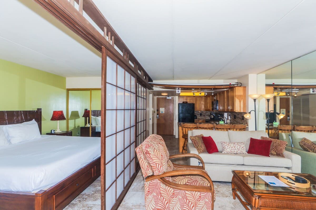 Condo in Honolulu · ★5.0 · 1 bedroom · 2 beds · 1 private bath - Photo 3