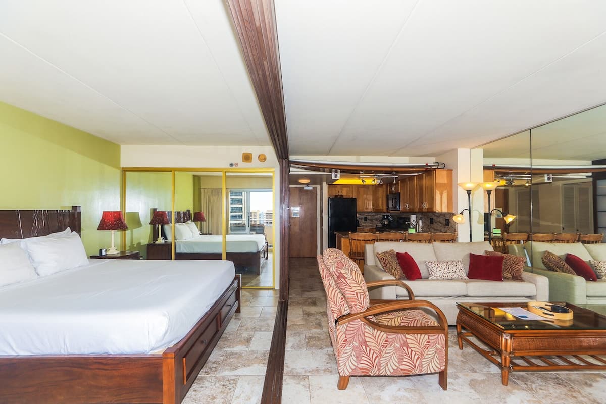 Condo in Honolulu · ★5.0 · 1 bedroom · 2 beds · 1 private bath - Photo 1