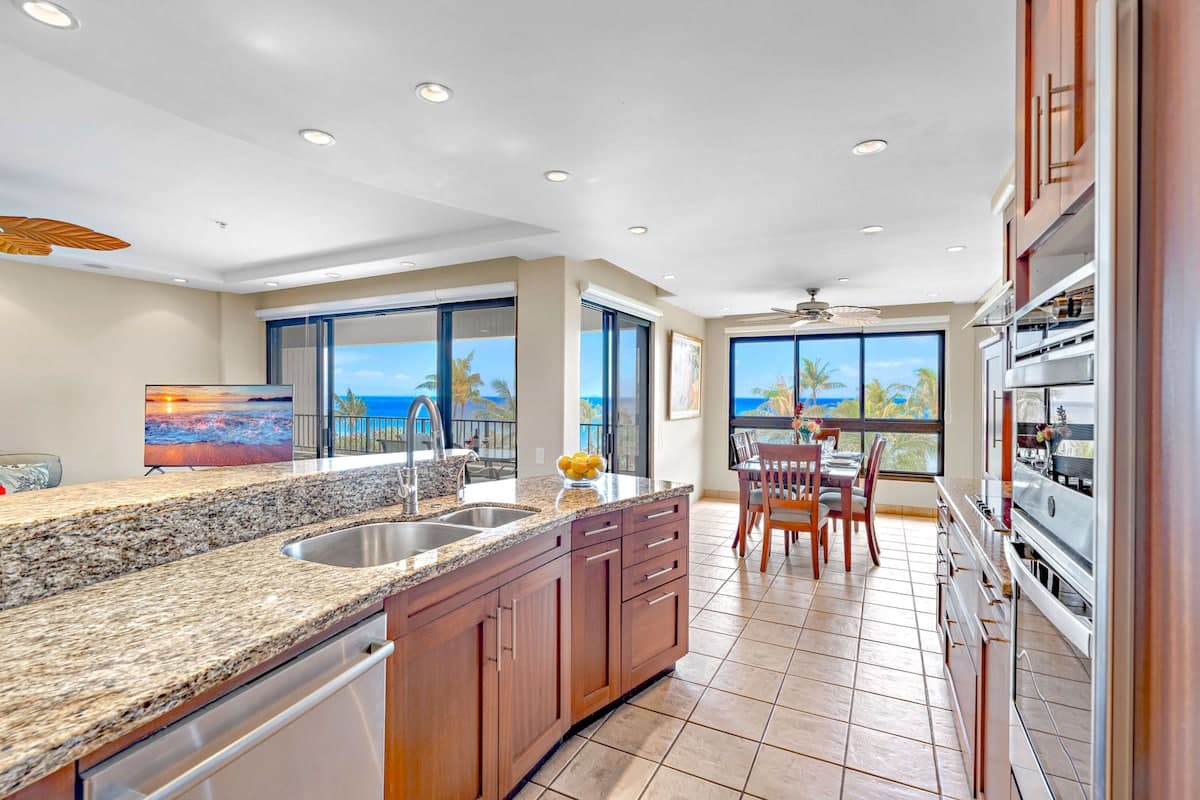 Condo in Lahaina · ★4.88 · 3 bedrooms · 5 beds · 2 shared baths - Photo 3