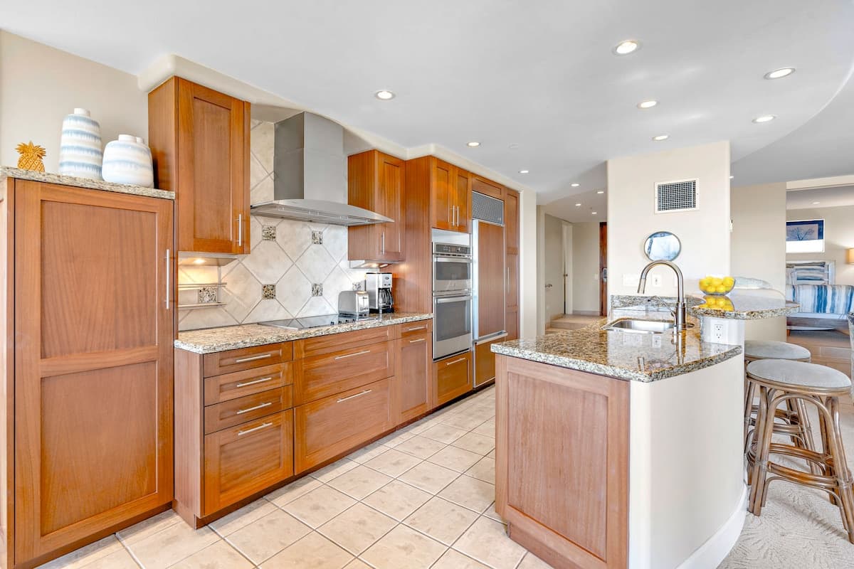 Condo in Lahaina · ★4.88 · 3 bedrooms · 5 beds · 2 shared baths - Photo 4