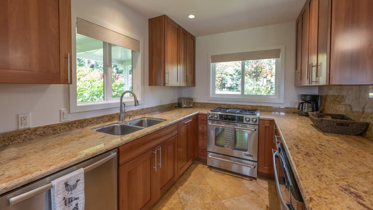 Condo in Lahaina · ★5.0 · 3 bedrooms · 5 beds · 3 baths - Photo 4