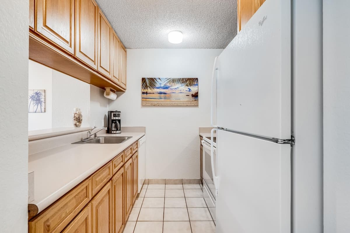 Condo in Kihei · ★4.0 · 2 bedrooms · 3 beds · 1 bath - Photo 4