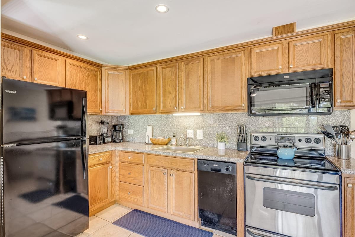 Condo in Kihei · ★4.82 · 1 bedroom · 2 beds · 1 shared bath - Photo 3