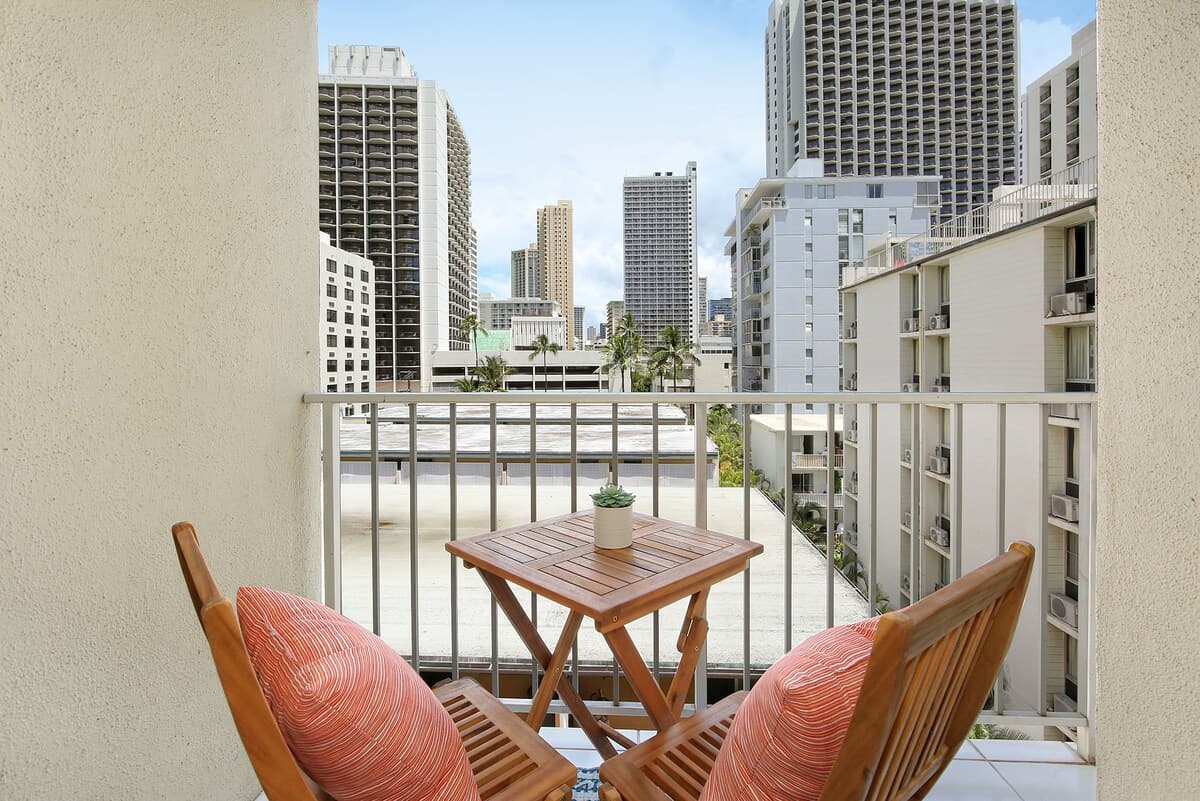 Condo in Honolulu · ★4.22 · Studio · 2 beds · 1 shared bath - Photo 4