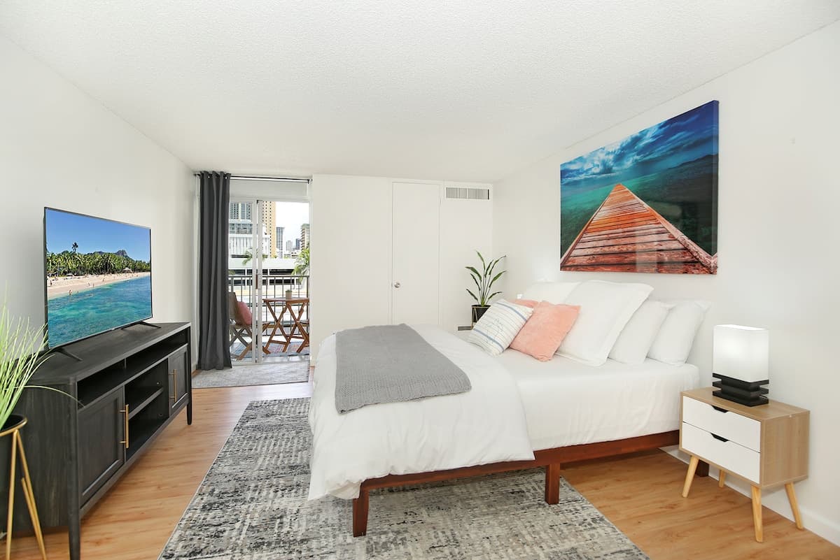 Condo in Honolulu · ★4.22 · Studio · 2 beds · 1 shared bath - Photo 3