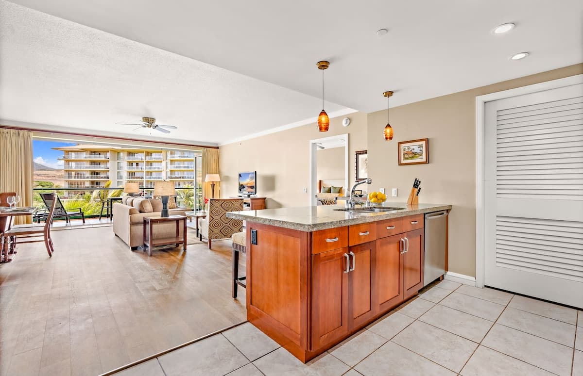 Condo in Lahaina · ★4.67 · 2 bedrooms · 3 beds · 2 baths - Photo 3
