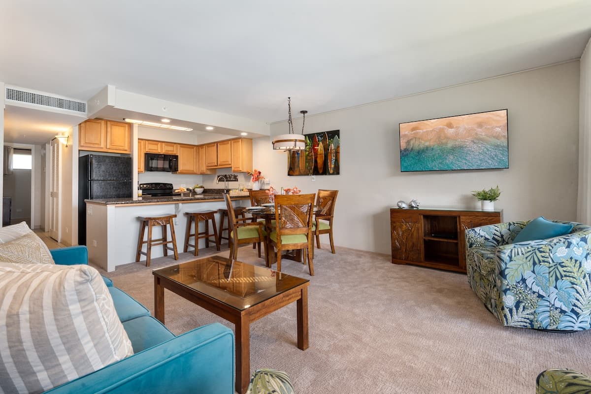 Condo in Lahaina · ★4.95 · 1 bedroom · 2 beds · 1 bath - Photo 4