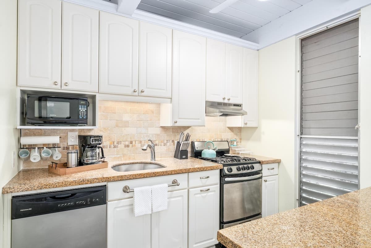 Condo in Kailua-Kona · ★4.71 · 1 bedroom · 2 beds · 1 private bath - Photo 4