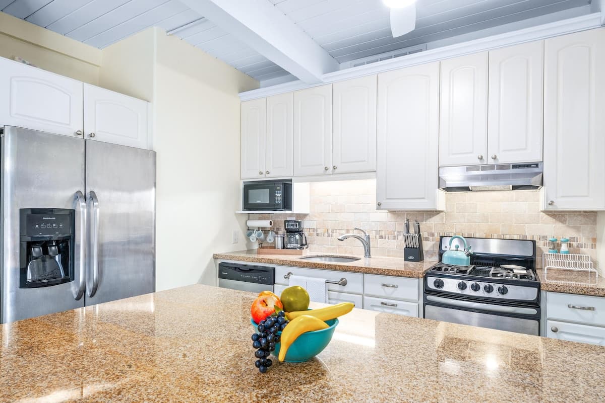 Condo in Kailua-Kona · ★4.71 · 1 bedroom · 2 beds · 1 private bath - Photo 5