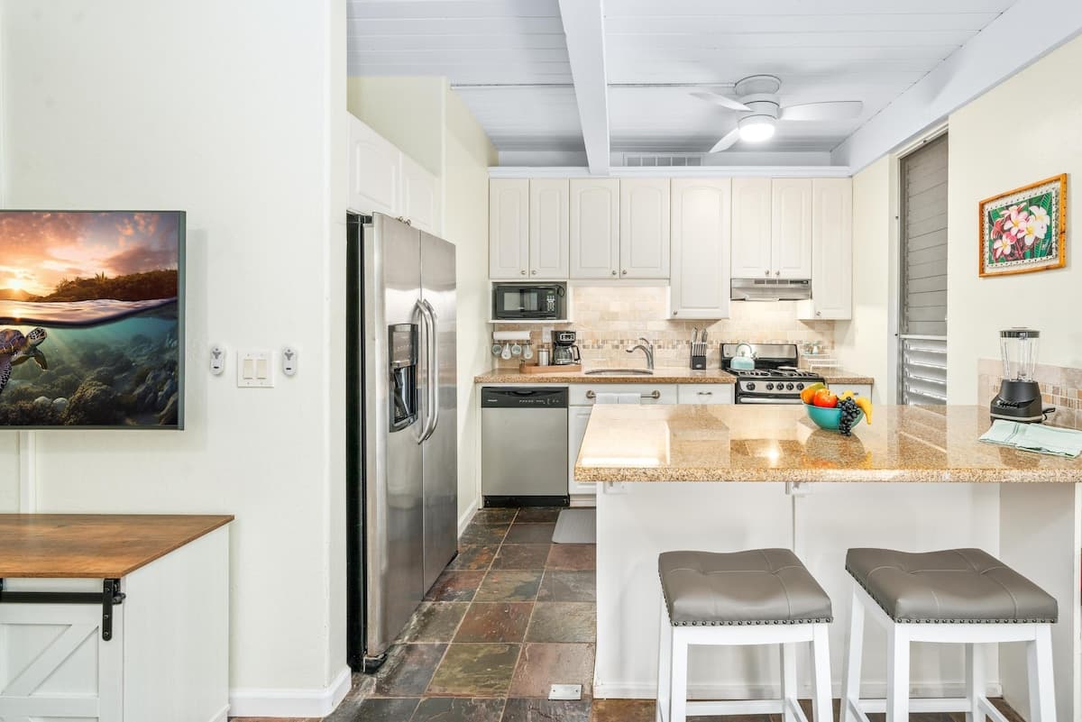 Condo in Kailua-Kona · ★4.71 · 1 bedroom · 2 beds · 1 private bath - Photo 3
