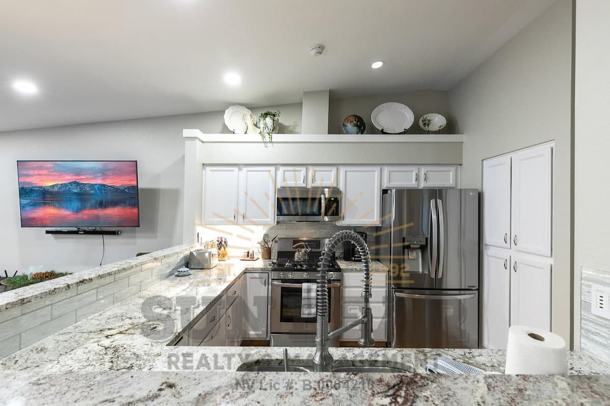 Condo in Incline Village · 3 bedrooms · 4 beds · 3 private baths - Photo 5