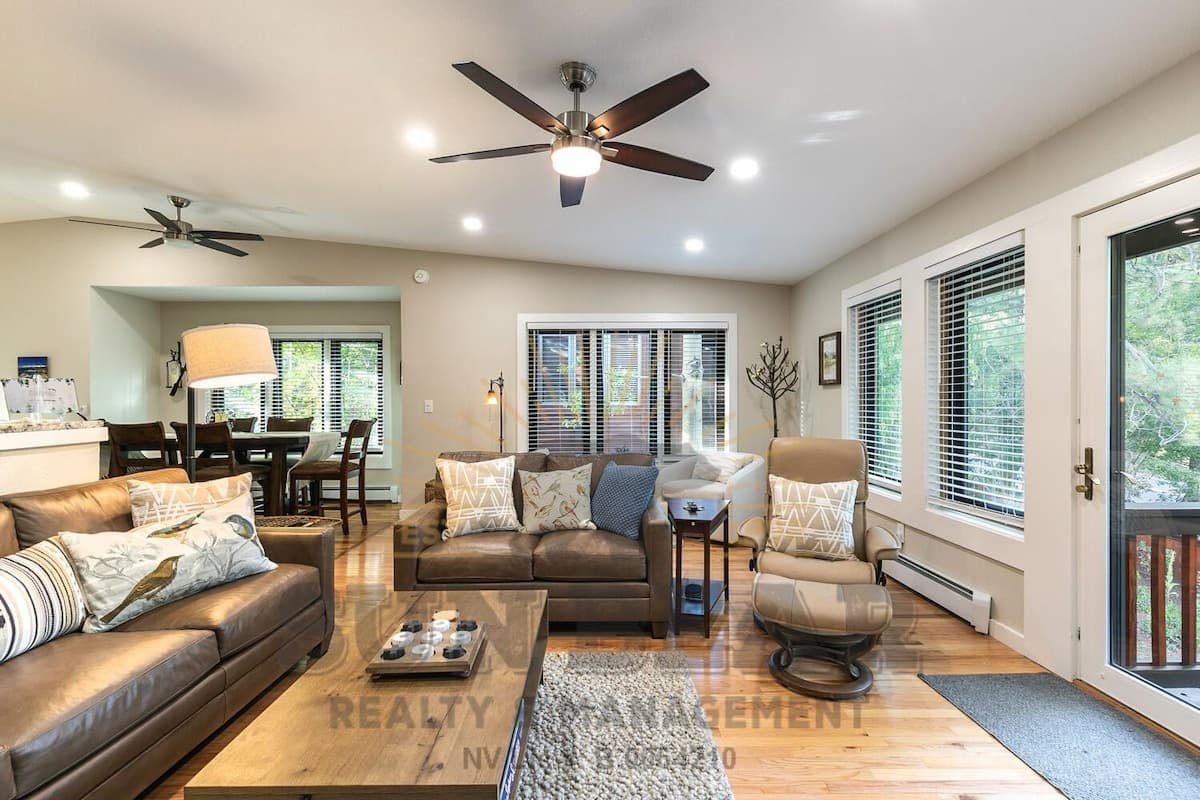 Condo in Incline Village · 3 bedrooms · 4 beds · 3 private baths - Photo 3