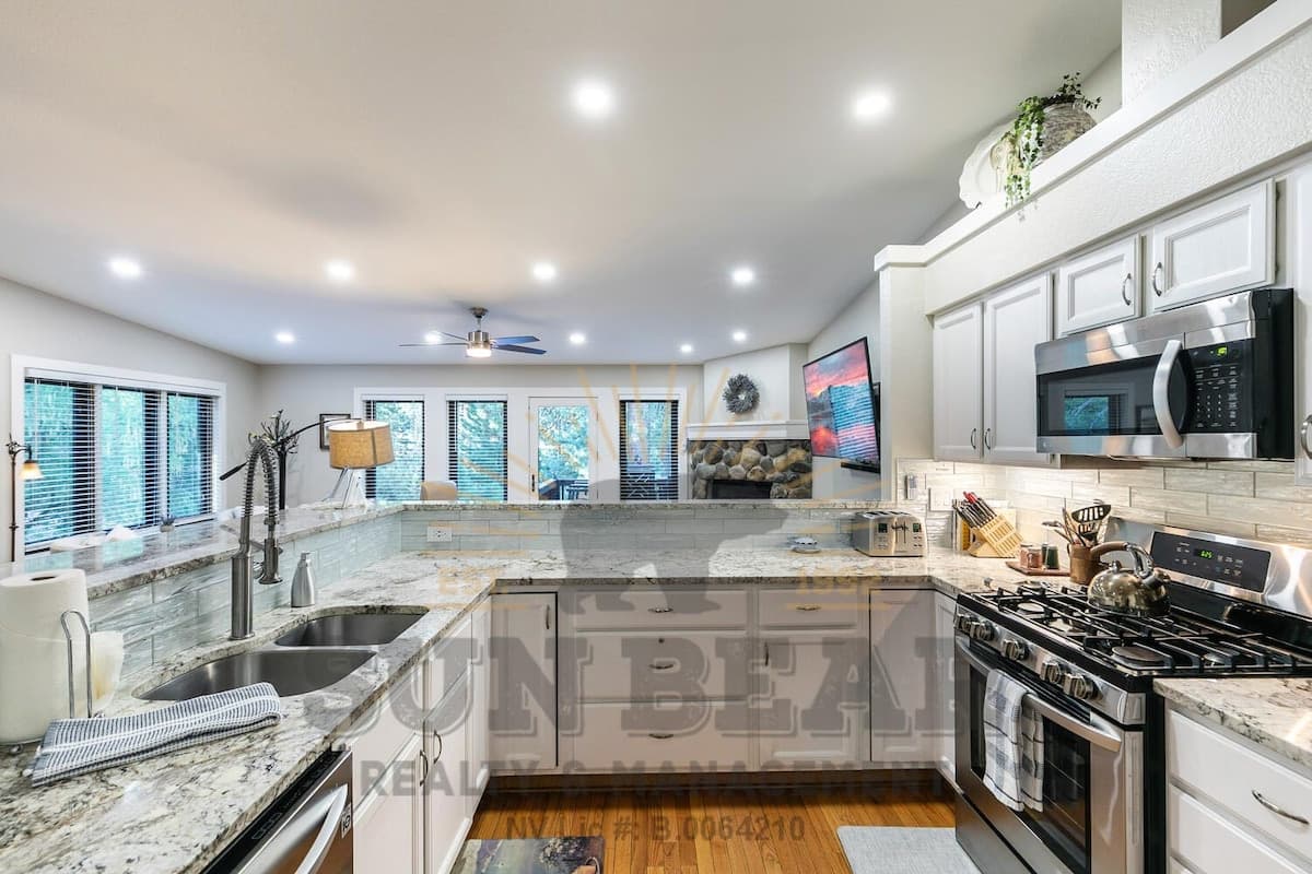 Condo in Incline Village · 3 bedrooms · 4 beds · 3 private baths - Photo 4