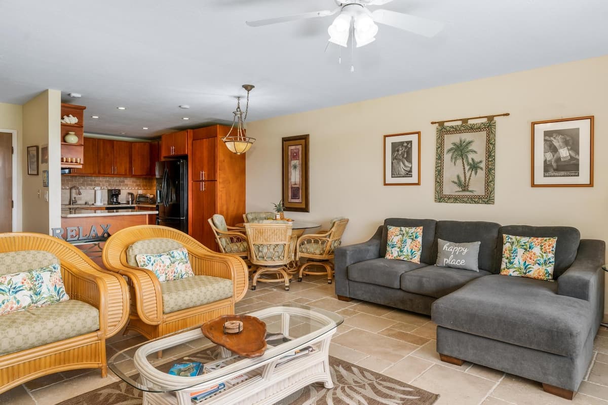 Condo in Kailua-Kona · ★4.71 · 2 bedrooms · 2 beds · 2 shared baths - Photo 4