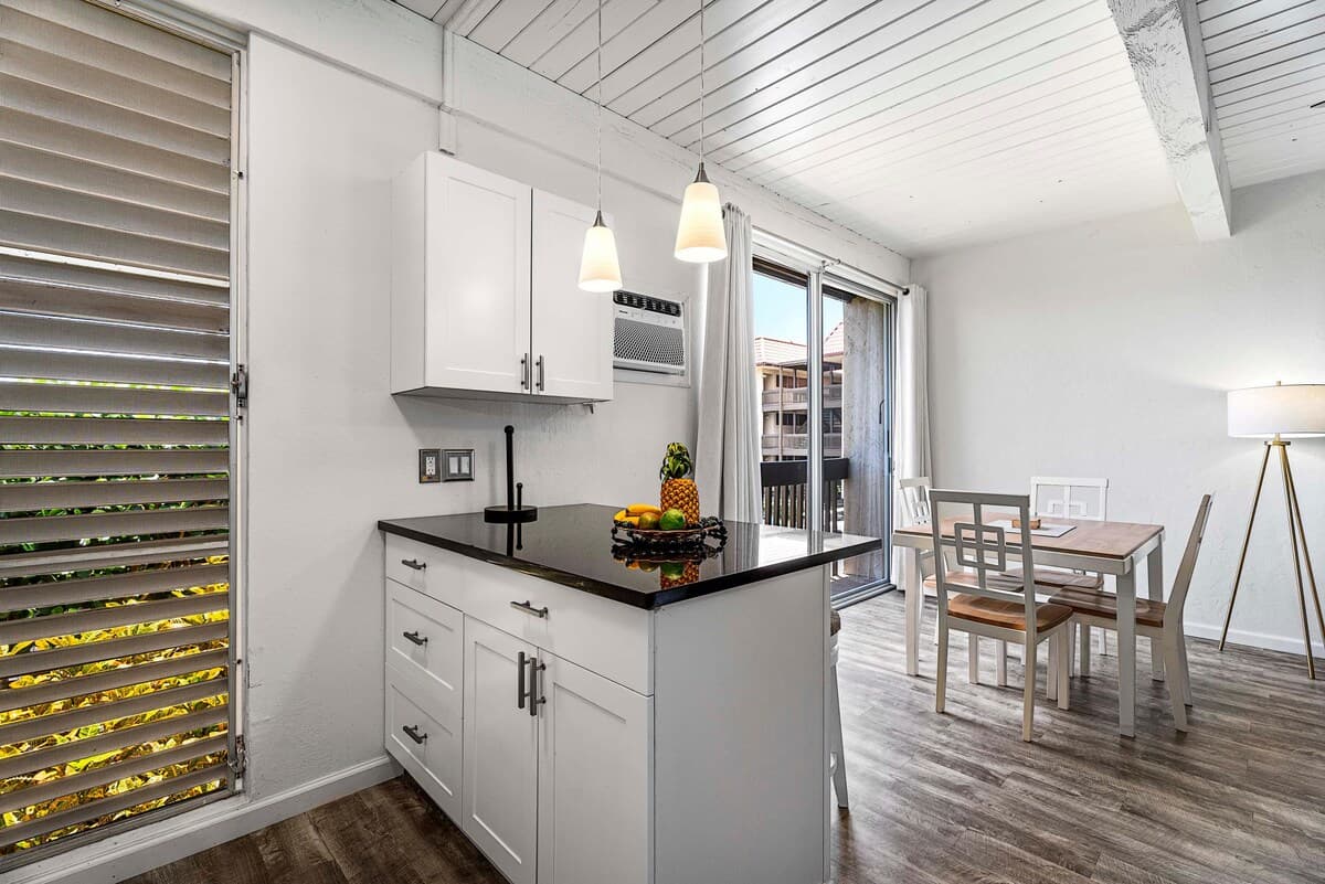 Condo in Kailua-Kona · ★4.93 · 1 bedroom · 2 beds · 1 private bath - Photo 5