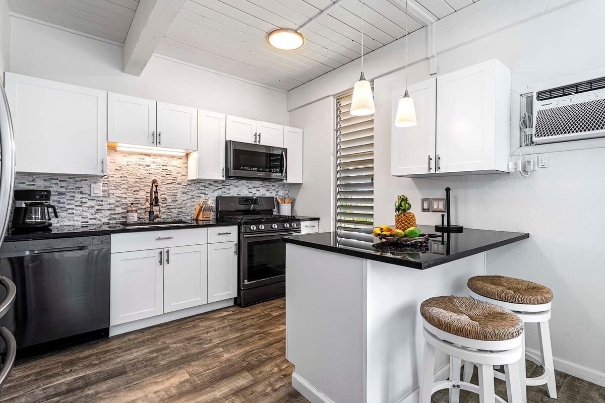 Condo in Kailua-Kona · ★4.93 · 1 bedroom · 2 beds · 1 private bath - Photo 2