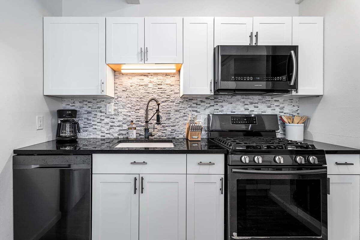 Condo in Kailua-Kona · ★4.93 · 1 bedroom · 2 beds · 1 private bath - Photo 3