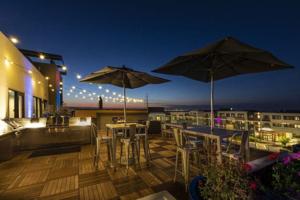 Stylish 2BR Retreat in Dynamic Locale - Photo 1