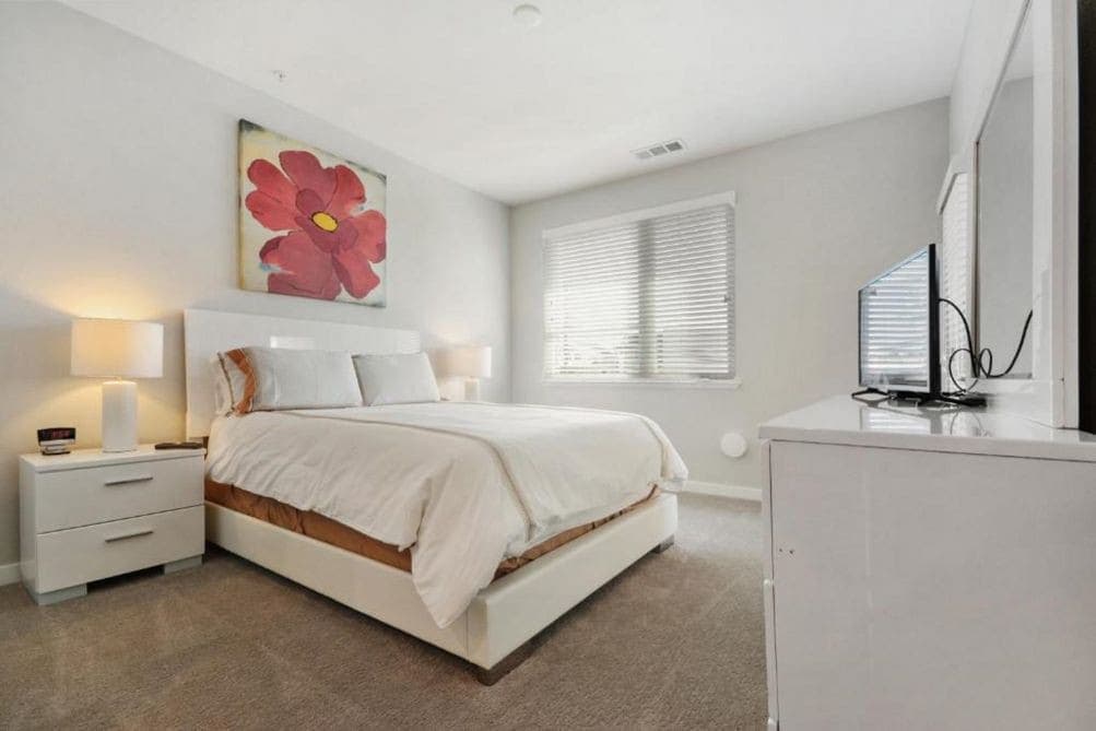 Stylish 2BR Retreat in Dynamic Locale - Photo 5