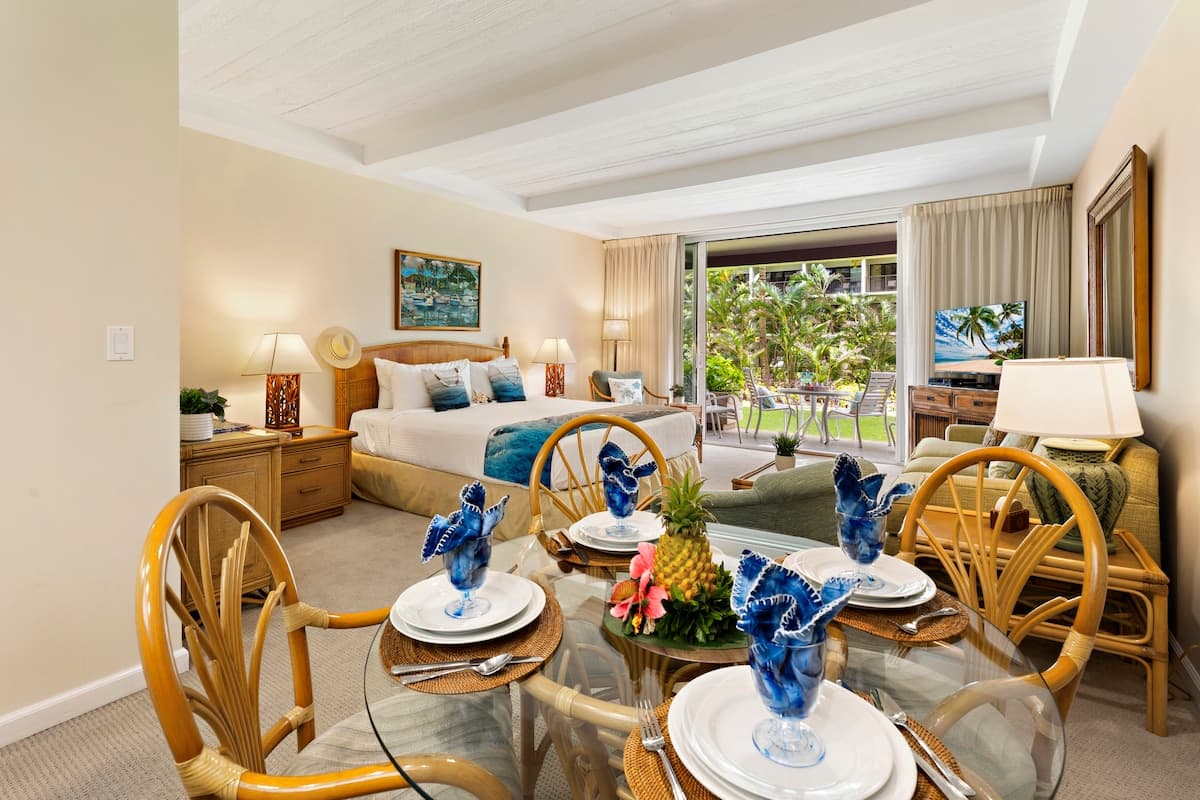 Condo in Lahaina · ★5.0 · Studio · 2 beds · 2 baths - Photo 1