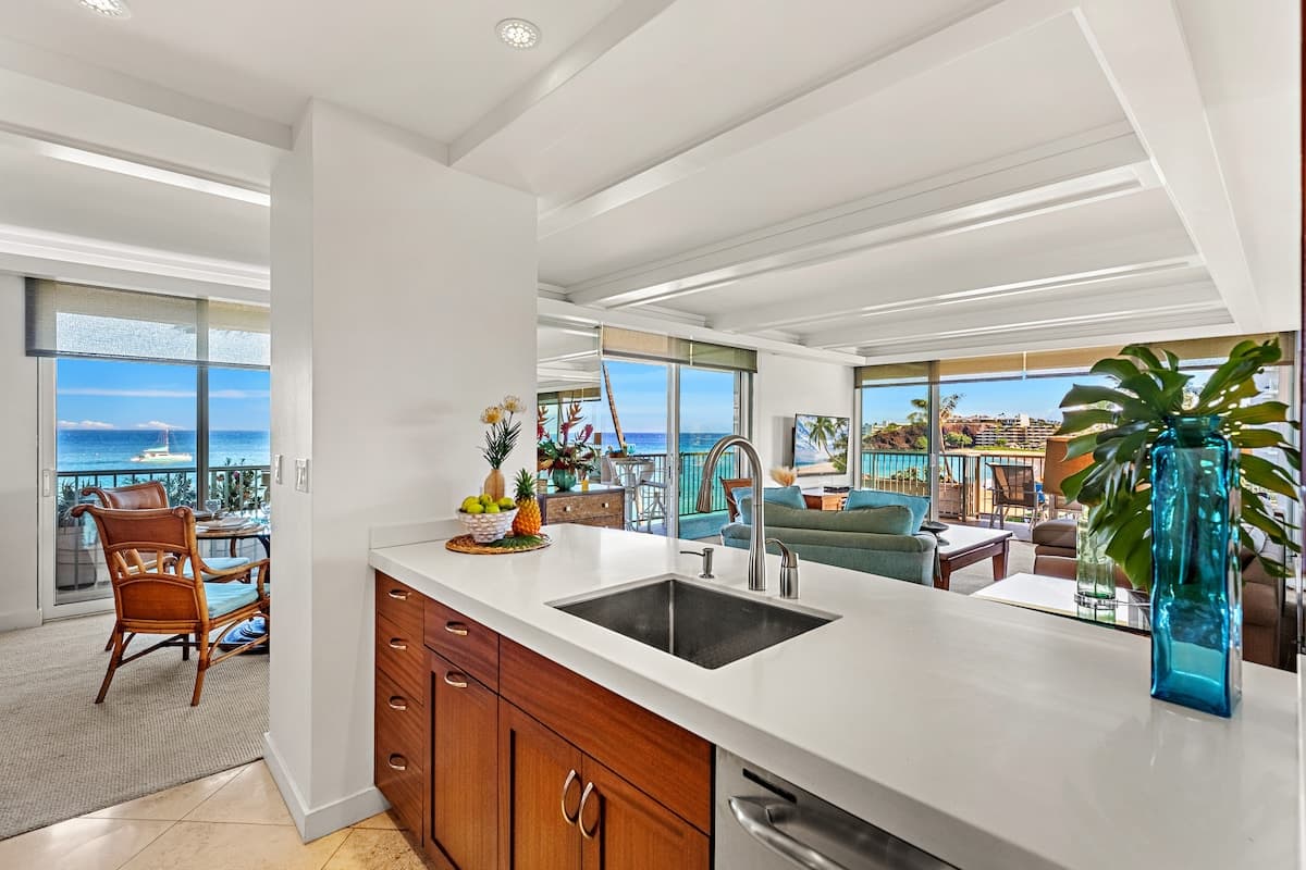 Condo in Lahaina · ★4.5 · 2 bedrooms · 2 beds · 2 baths - Photo 5