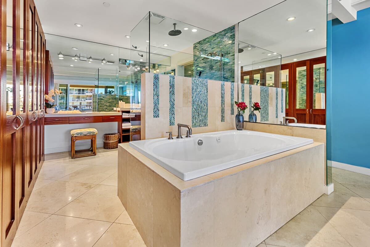 Condo in Lahaina · ★4.5 · 2 bedrooms · 2 beds · 2 baths - Photo 4