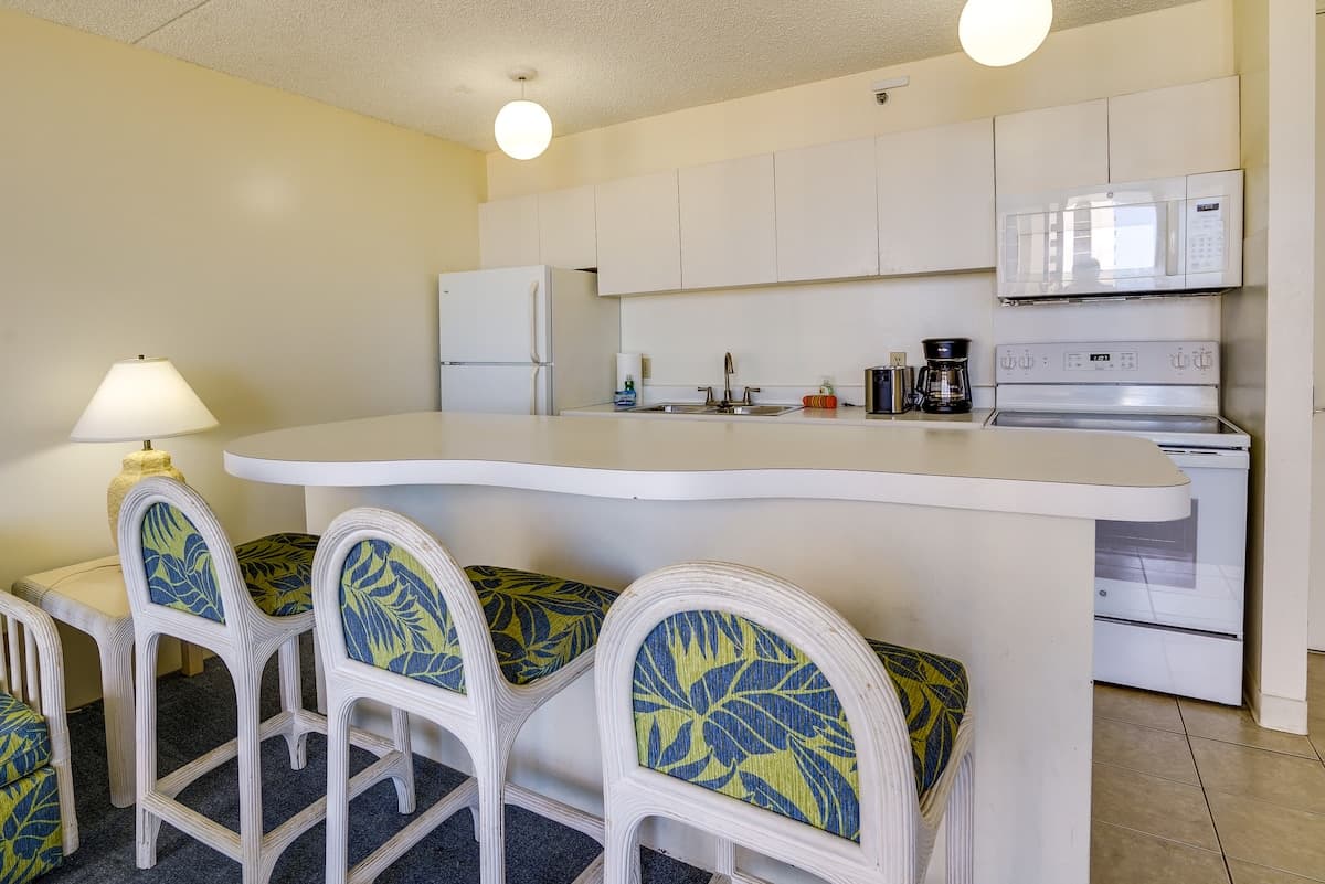 Condo in Honolulu · ★4.13 · 1 bedroom · 2 beds · 1 shared bath - Photo 2