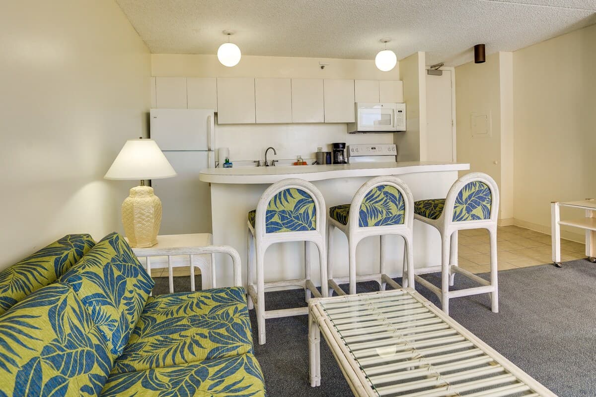 Condo in Honolulu · ★4.13 · 1 bedroom · 2 beds · 1 shared bath - Photo 4