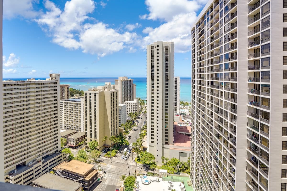 Condo in Honolulu · ★4.13 · 1 bedroom · 2 beds · 1 shared bath - Photo 3