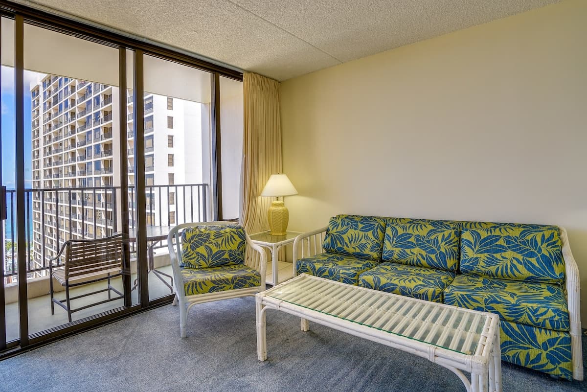 Condo in Honolulu · ★4.13 · 1 bedroom · 2 beds · 1 shared bath - Photo 1