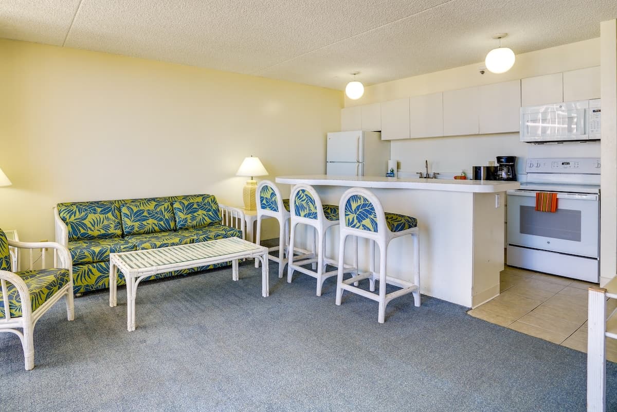 Condo in Honolulu · ★4.13 · 1 bedroom · 2 beds · 1 shared bath - Photo 5