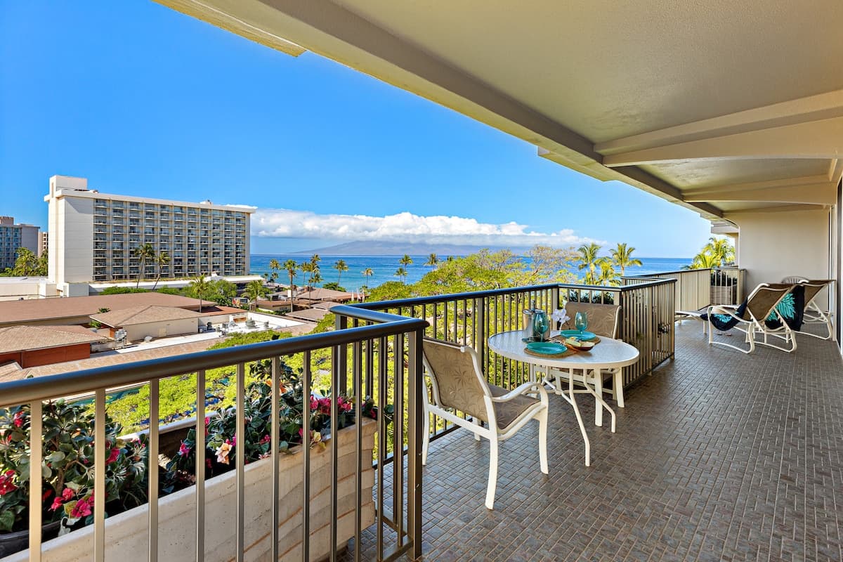 Condo in Lahaina · ★4.0 · 2 bedrooms · 2 beds · 2 baths - Photo 1
