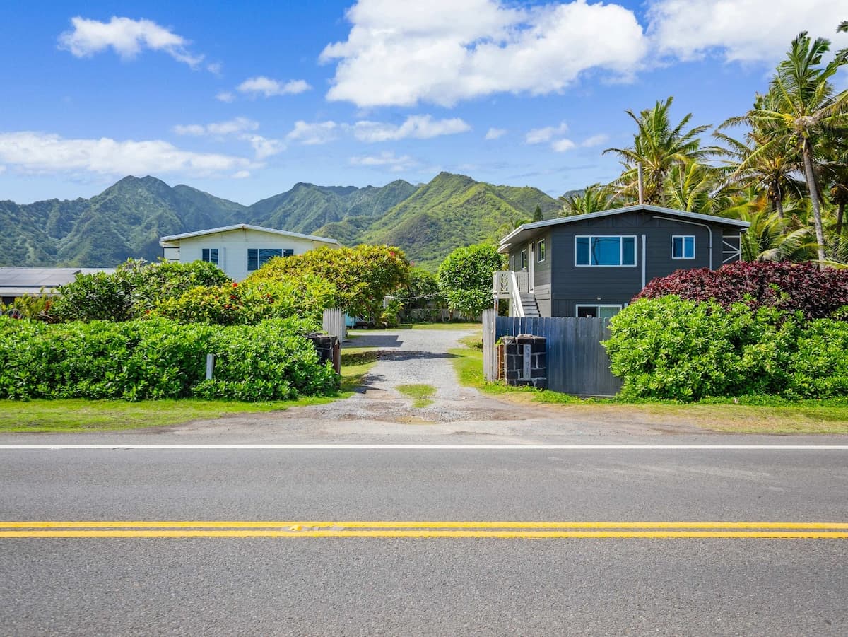 Home in Hauula · ★5.0 · 15 bedrooms · 26 beds · 5 private baths - Photo 2