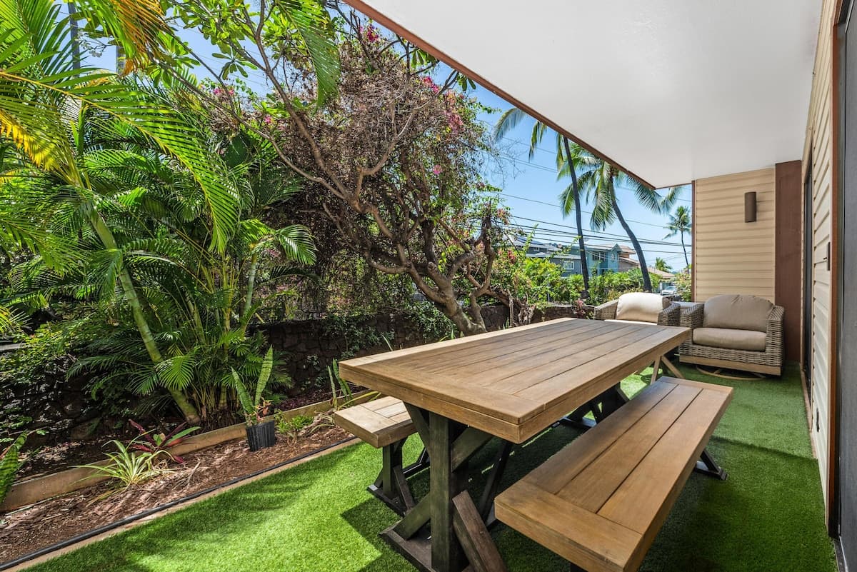 Condo in Kailua-Kona · ★4.42 · 2 bedrooms · 4 beds · 2 shared baths - Photo 1