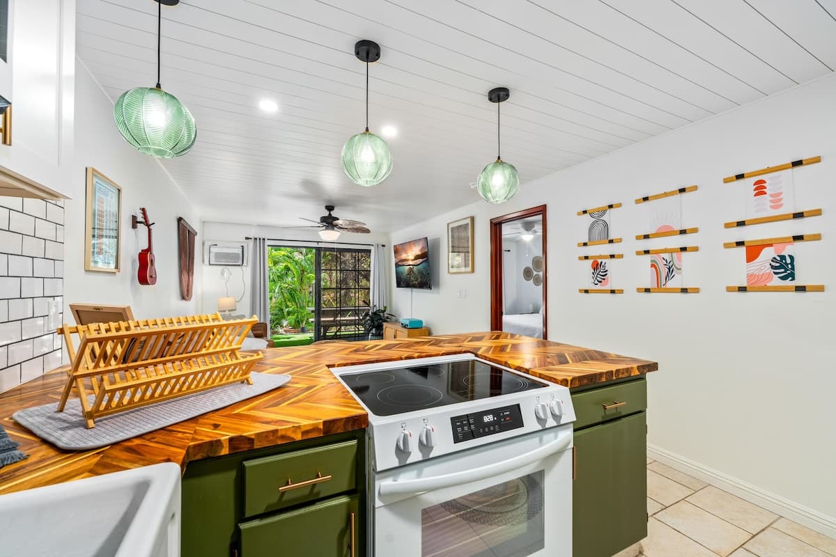 Condo in Kailua-Kona · ★4.42 · 2 bedrooms · 4 beds · 2 shared baths - Photo 2