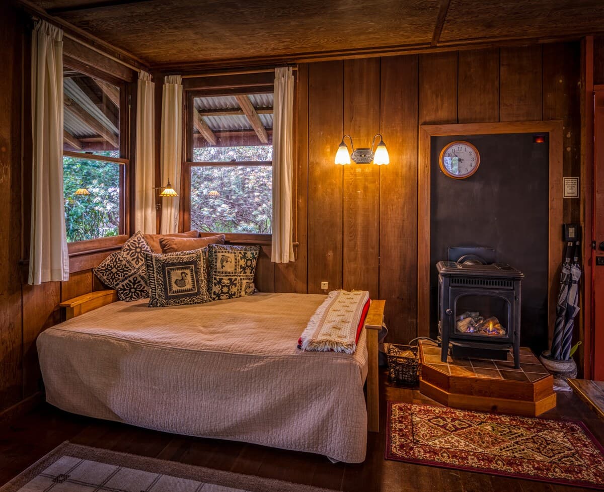 Cabin in Volcano · ★4.99 · 1 bedroom · 3 beds · 1 bath - Photo 3