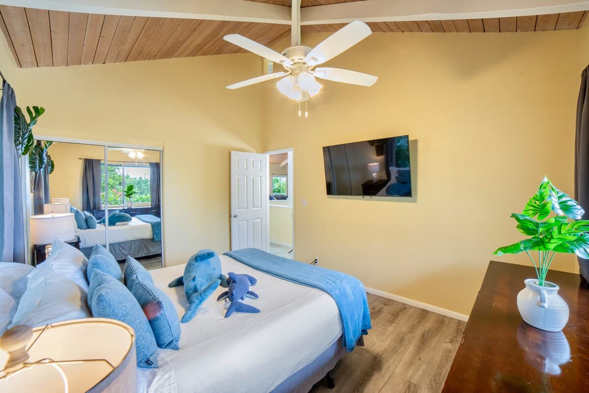 Home in Kailua-Kona · ★4.93 · 3 bedrooms · 7 beds · 3 private baths - Photo 3