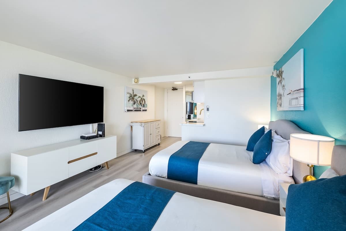Condo in Honolulu · ★4.89 · 1 bedroom · 2 beds · 1 private bath - Photo 5