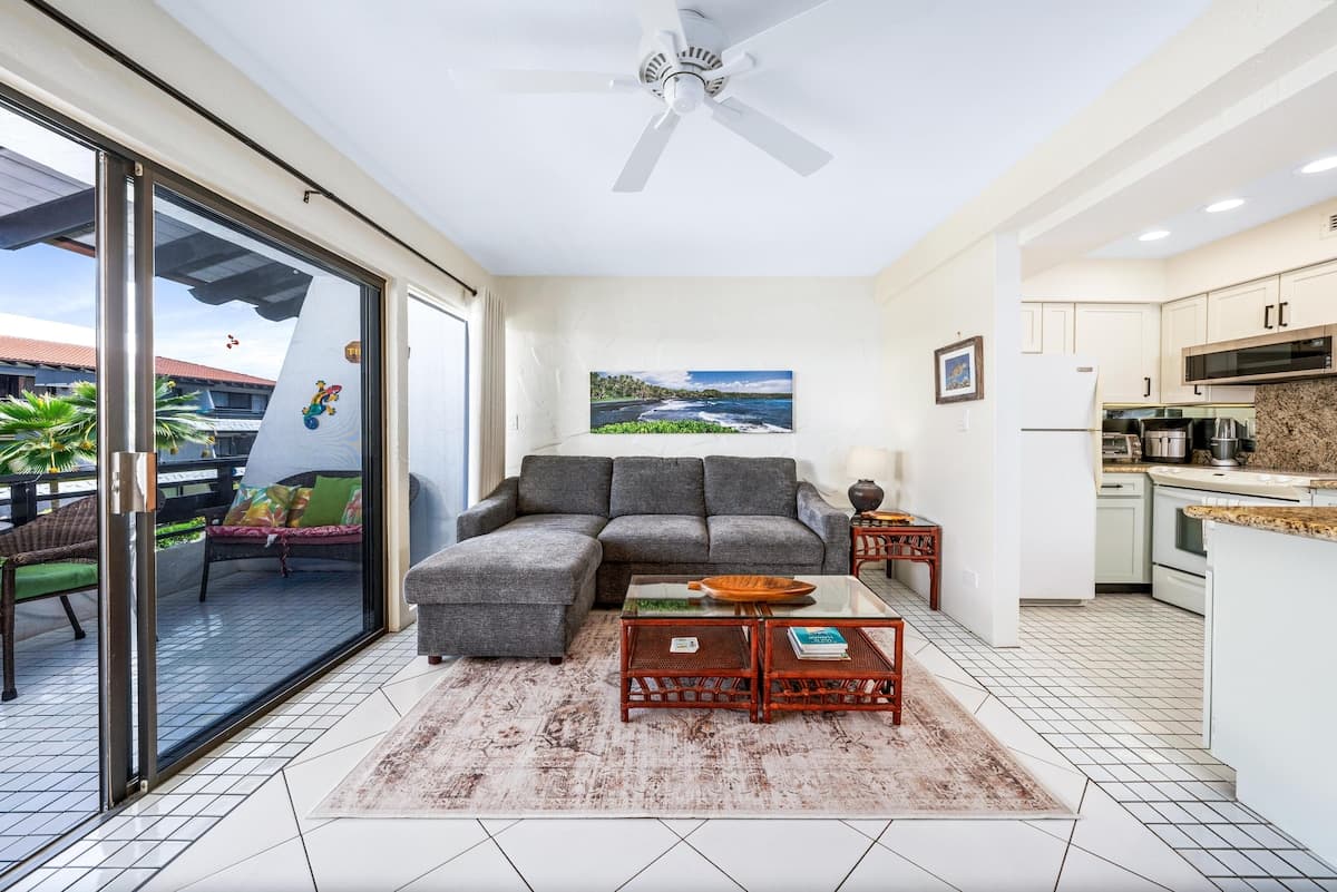 Condo in Kailua-Kona · ★4.75 · 1 bedroom · 2 beds · 1 shared bath - Photo 4
