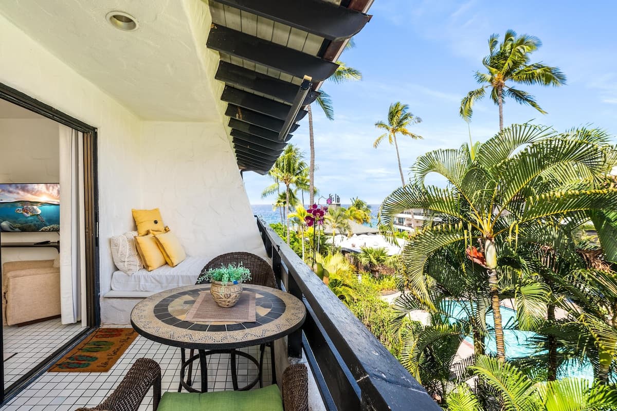 Condo in Kailua-Kona · ★4.75 · 1 bedroom · 2 beds · 1 shared bath - Photo 1