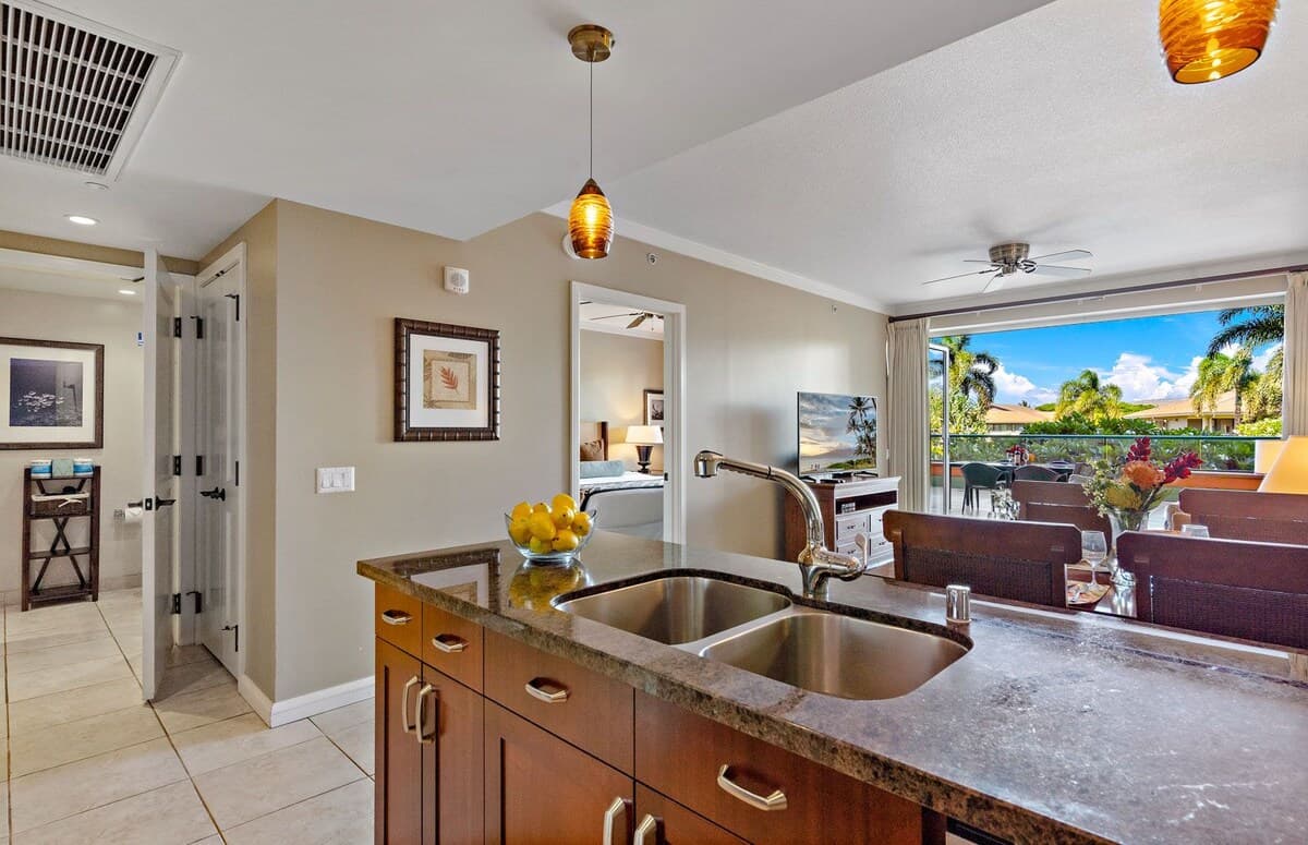 Condo in Lahaina · ★4.65 · 1 bedroom · 2 beds · 1 bath - Photo 4