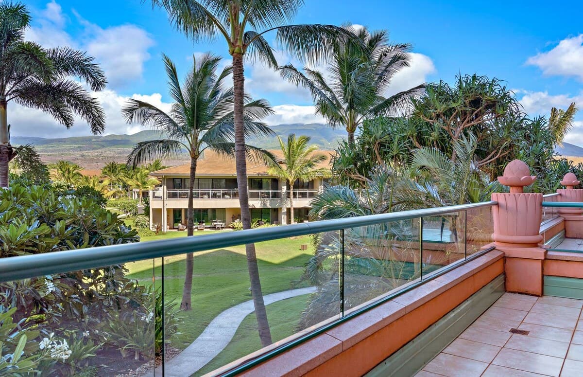 Condo in Lahaina · ★4.65 · 1 bedroom · 2 beds · 1 bath - Photo 2