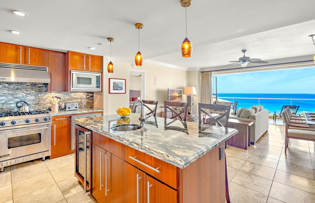 Condo in Lahaina · ★5.0 · 3 bedrooms · 4 beds · 3 baths - Photo 2