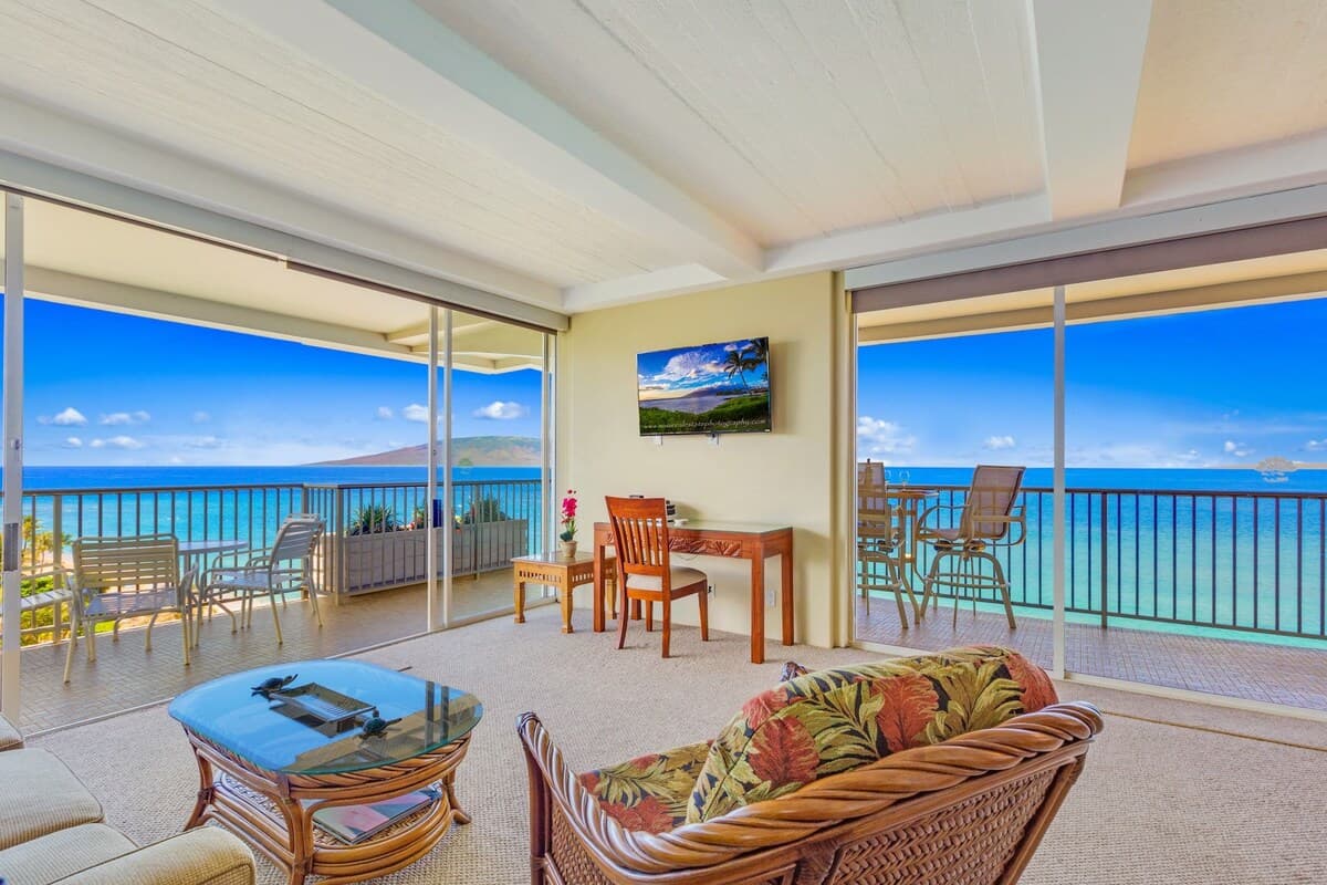 Condo in Lahaina · ★5.0 · 1 bedroom · 2 beds · 2 baths - Photo 3