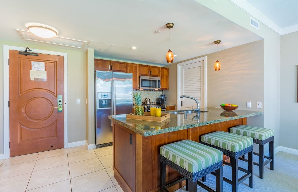 Condo in Lahaina · ★5.0 · 1 bedroom · 2 beds · 1 bath - Photo 4